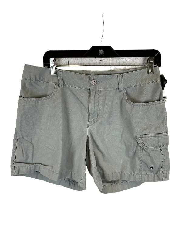 women's classic shortsGrey Shorts The North Face, Size 12